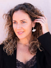 Cargar imagen en el visor de la galería, PENDIENTES GRETA PLATA