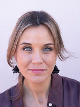 Cargar imagen en el visor de la galería, PENDIENTEAS KORA NEGROS