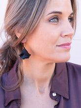 Cargar imagen en el visor de la galería, PENDIENTEAS KORA NEGROS