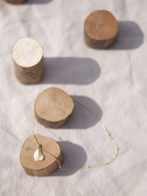 Cargar imagen en el visor de la galería, Collar oro concha bolitas en oro mate con cadena con bolas intercaladas de 2mm bañada en oro y 37cm de largo con extensión para diferentes medidas.