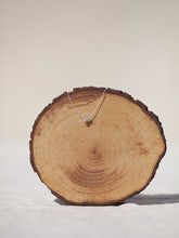 Cargar imagen en el visor de la galería, Estrella 15x10mm Plata brillo y detalle cuentas de cristal verde mar 2mm con cadena sencilla 0,7mm de latón bañada en plata y un largo de 37 cm con extensión para diferentes medidas.