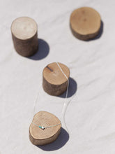 Cargar imagen en el visor de la galería, Estrella 15x10mm Plata brillo y detalle cuentas de cristal verde mar 2mm con cadena sencilla 0,7mm de latón bañada en plata y un largo de 37 cm con extensión para diferentes medidas.