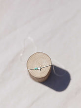 Cargar imagen en el visor de la galería, Estrella 15x10mm Plata brillo y detalle cuentas de cristal verde mar 2mm con cadena sencilla 0,7mm de latón bañada en plata y un largo de 37 cm con extensión para diferentes medidas.