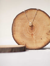 Cargar imagen en el visor de la galería, Collar oro caracola bolitas 19x16mm oro mate con cadena de bolas intercaladas de 2mm bañada en oro y 37cm de largo con extensión para diferentes medidas.