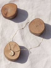 Cargar imagen en el visor de la galería, Collar oro caracola bolitas 19x16mm oro mate con cadena de bolas intercaladas de 2mm bañada en oro y 37cm de largo con extensión para diferentes medidas.