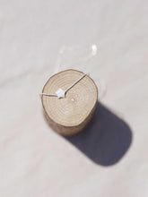 Cargar imagen en el visor de la galería, Estrella pequeña de nácar con cadena sencilla 0,7mm de latón bañada en plata y un largo de 37 cm con extensión para diferentes medidas.