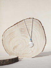 Cargar imagen en el visor de la galería, Collar con bolitas de madera y detalle de concha en zamak color plata mate