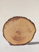 Cargar imagen en el visor de la galería, Collar estrella 8mm Plata mate con cadena sencilla 0,7mm de latón bañada en Plata y con 37 cm de largo, con extensión para diferentes medidas.