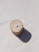 Cargar imagen en el visor de la galería, Collar estrella 8mm Plata mate con cadena sencilla 0,7mm de latón bañada en Plata y con 37 cm de largo, con extensión para diferentes medidas.