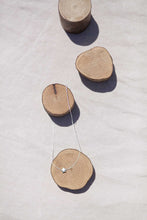 Cargar imagen en el visor de la galería, Collar estrella 8mm Plata mate con cadena sencilla 0,7mm de latón bañada en Plata y con 37 cm de largo, con extensión para diferentes medidas.