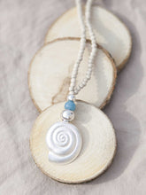 Cargar imagen en el visor de la galería, Collar con bolitas de madera y detalle de concha en zamak color plata mate