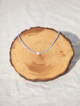 Cargar imagen en el visor de la galería, Estrella mini nácar con cuentas de cristal 2mm azúl carpeta de 37 cm con extensión para poder colocar a diferentes medidas.