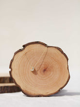 Cargar imagen en el visor de la galería, Collar oro luna plana de 32x8mm oro mate con cadena sencilla de 0,7mm bañada en oro y un largo de 37 cm con extensión para diferentes medidas.