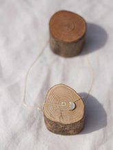 Cargar imagen en el visor de la galería, Collar oro luna plana de 32x8mm oro mate con cadena sencilla de 0,7mm bañada en oro y un largo de 37 cm con extensión para diferentes medidas.