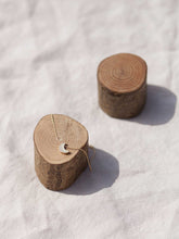 Cargar imagen en el visor de la galería, Collar oro luna plana de 32x8mm oro mate con cadena sencilla de 0,7mm bañada en oro y un largo de 37 cm con extensión para diferentes medidas.