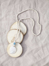Cargar imagen en el visor de la galería, Collar con bolitas de madera y detalle de concha en zamak color plata mate