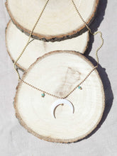 Cargar imagen en el visor de la galería, Collar oro media luna nacar de 25x5mm con cadena de bolitas de 1,2mm bañada en oro mate de 42cm de largo y detalle de cristal verde mar 2mm con extensión.