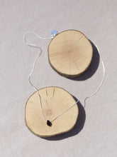 Cargar imagen en el visor de la galería, Collar lágrima mini de cristal negra con cadena sencilla de 0,7mm de latón bañada en Plata y 37cm de largo con extensión para diferentes medidas.