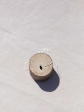 Cargar imagen en el visor de la galería, Collar lágrima mini de cristal negra con cadena sencilla de 0,7mm de latón bañada en Plata y 37cm de largo con extensión para diferentes medidas.