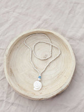 Cargar imagen en el visor de la galería, Collar con bolitas de madera y detalle de concha en zamak color plata mate