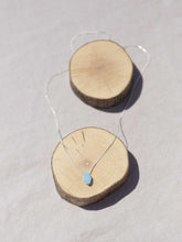 Cargar imagen en el visor de la galería, Collar de cristal lágrima azúl con cadena sencilla de 0,7mm de latón bañada en Plata y 37cm de largo con extensión para diferentes medidas.