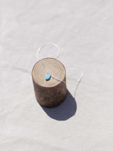 Cargar imagen en el visor de la galería, Collar de cristal lágrima azúl con cadena sencilla de 0,7mm de latón bañada en Plata y 37cm de largo con extensión para diferentes medidas.