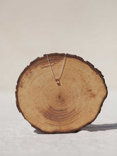 Cargar imagen en el visor de la galería, Lágrima de cristal lágrima rosa con cadena sencilla de 0,7mm de latón bañada en Plata y 37cm de largo con extensión para diferentes medidas.