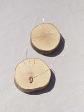 Cargar imagen en el visor de la galería, Lágrima de cristal lágrima rosa con cadena sencilla de 0,7mm de latón bañada en Plata y 37cm de largo con extensión para diferentes medidas.