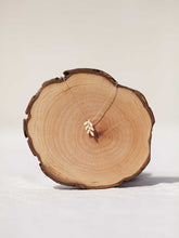 Cargar imagen en el visor de la galería, Collar oro hoja plana 20x10mm oro mate con cadena sencilla de 0,7mm bañada en oro y 37cm de largo con extensión para poder colocar a diferentes medidas.