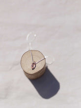 Cargar imagen en el visor de la galería, Lágrima de cristal lágrima rosa con cadena sencilla de 0,7mm de latón bañada en Plata y 37cm de largo con extensión para diferentes medidas.