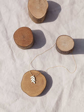 Cargar imagen en el visor de la galería, Collar oro hoja plana 20x10mm oro mate con cadena sencilla de 0,7mm bañada en oro y 37cm de largo con extensión para poder colocar a diferentes medidas.