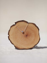 Cargar imagen en el visor de la galería, Collar cruz espiritualidad Plata brillo con cadena sencilla de 0,7mm de latón bañada en Plata y 37cm de largo con extensión para diferentes medidas.