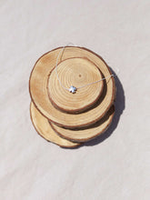 Cargar imagen en el visor de la galería, Collar cruz espiritualidad Plata brillo con cadena sencilla de 0,7mm de latón bañada en Plata y 37cm de largo con extensión para diferentes medidas.