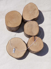 Cargar imagen en el visor de la galería, Collar pez mini plano Plata brillo con cadena sencilla de 0,7mm de latón bañada en Plata y 37 cm de largo con extensión para diferentes medidas.