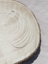 Cargar imagen en el visor de la galería, Collar palito curvado 2x2x50mm plata mate con cordón de seda japonesa de 37 cm de largo y extensión para diferentes medidas.