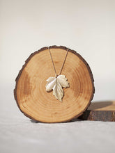 Cargar imagen en el visor de la galería, Collar oro hoja maxi bolitas de 60x50mm oro mate con cadena de bolas intercaladas 2mm bañada en oro mate con un largo de 84 cm.