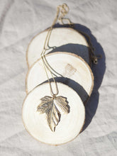 Cargar imagen en el visor de la galería, Collar oro hoja maxi bolitas de 60x50mm oro mate con cadena de bolas intercaladas 2mm bañada en oro mate con un largo de 84 cm.