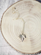 Cargar imagen en el visor de la galería, Collar oro hoja maxi bolitas de 60x50mm oro mate con cadena de bolas intercaladas 2mm bañada en oro mate con un largo de 84 cm.