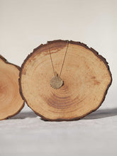 Cargar imagen en el visor de la galería, Collar oro hoja dinero artesana en oro viejo, cadena sencilla de 0,7mm bañada en oro y 37cm de largo con extensión para poder colocar a diferentes medidas.