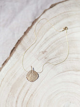 Cargar imagen en el visor de la galería, Collar oro hoja dinero artesana en oro viejo, cadena sencilla de 0,7mm bañada en oro y 37cm de largo con extensión para poder colocar a diferentes medidas.