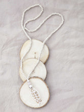 Cargar imagen en el visor de la galería, Collar de bolitas de madera natural con pez de zamak color plata mate