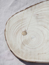 Cargar imagen en el visor de la galería, Collar oro hoja dinero artesana en oro viejo, cadena sencilla de 0,7mm bañada en oro y 37cm de largo con extensión para poder colocar a diferentes medidas.