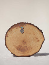 Cargar imagen en el visor de la galería, Collar con moneda antigua 17mm Plata mate con detalle de turquesas, cadena sencilla 0,7mm de latón bañada en Plata y un largo de 37 cm con extensión para poder colocar a diferentes medidas.