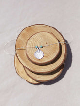 Cargar imagen en el visor de la galería, Collar con moneda antigua 17mm Plata mate con detalle de turquesas, cadena sencilla 0,7mm de latón bañada en Plata y un largo de 37 cm con extensión para poder colocar a diferentes medidas.