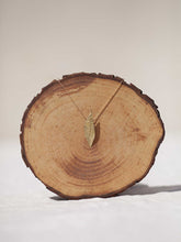 Cargar imagen en el visor de la galería, Collar oro hoja laurel artesana en oro viejo con cadena sencilla 0,7mm bañada en oro y un largo de 51cm con extension para colocar a diferentes medidas.
