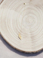Cargar imagen en el visor de la galería, Collar oro hoja laurel artesana en oro viejo con cadena sencilla 0,7mm bañada en oro y un largo de 51cm con extension para colocar a diferentes medidas.