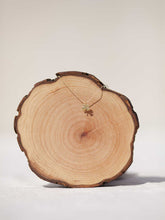 Cargar imagen en el visor de la galería, Collar oro trebol plano 10x13mm oro mate, cadena sencilla 0,7mm bañada en oro y 37cm de largo con extensión para poder colocar a diferentes medidas.