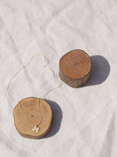 Cargar imagen en el visor de la galería, Collar oro trebol plano 10x13mm oro mate, cadena sencilla 0,7mm bañada en oro y 37cm de largo con extensión para poder colocar a diferentes medidas.