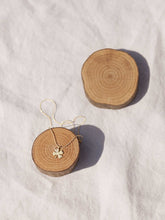 Cargar imagen en el visor de la galería, Collar oro trebol plano 10x13mm oro mate, cadena sencilla 0,7mm bañada en oro y 37cm de largo con extensión para poder colocar a diferentes medidas.