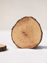 Cargar imagen en el visor de la galería, Collar oro estrella de mar 15x10mm oro mate, cadena sencilla 0,7mm bañada en oro y 37cm de largo con extensión para poder colocar a diferentes medidas.